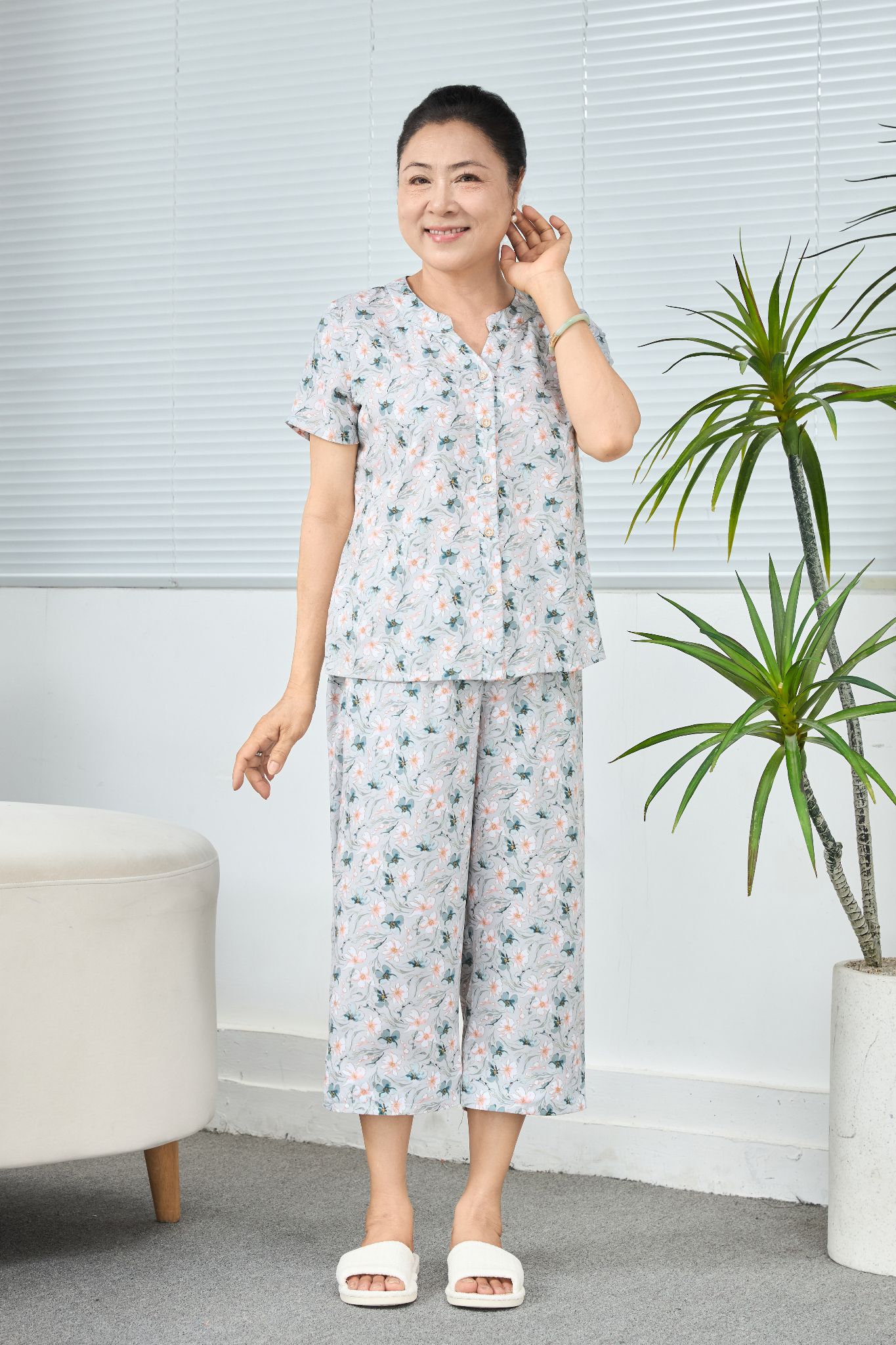 A481142508 - Bộ Lanh Lỡ Mặc Nhà Cổ Tròn Xẻ V Thoáng Mát Cho Mẹ