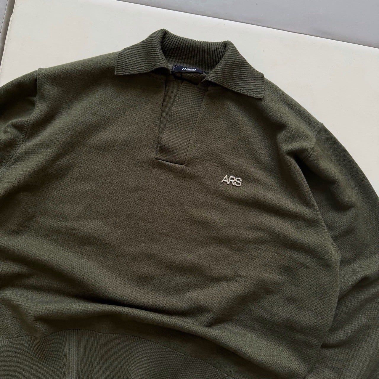  METAL LOGO KNIT POLO SHIRT - OLIVE 