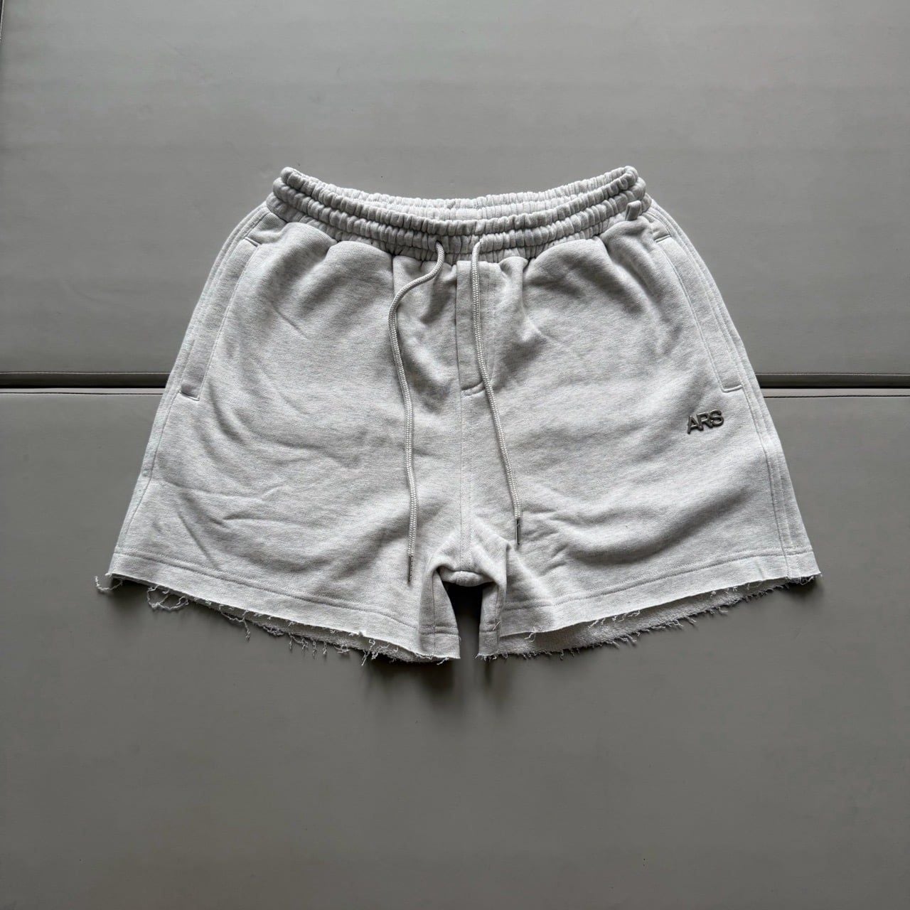  METAL LOGO SWEATSHORT - GREY 
