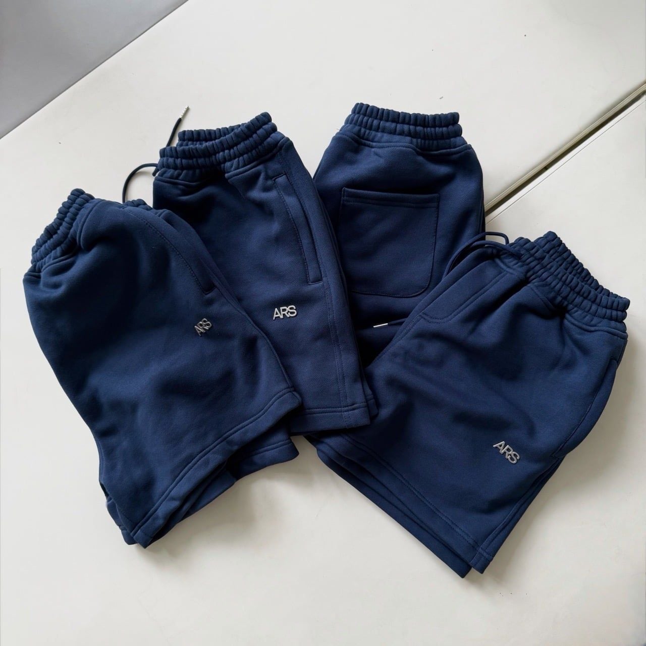  METAL LOGO SWEATSHORT - NAVY 