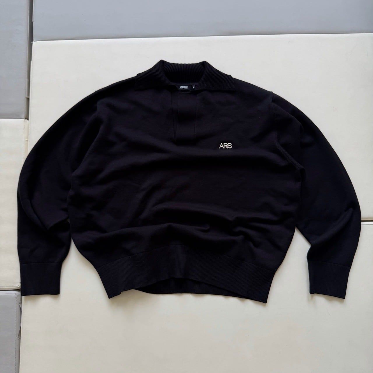  METAL LOGO KNIT POLO SHIRT - BLACK 
