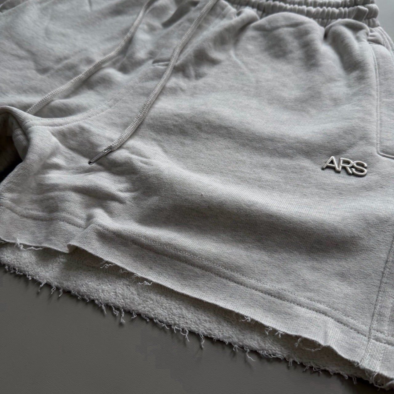  METAL LOGO SWEATSHORT - GREY 