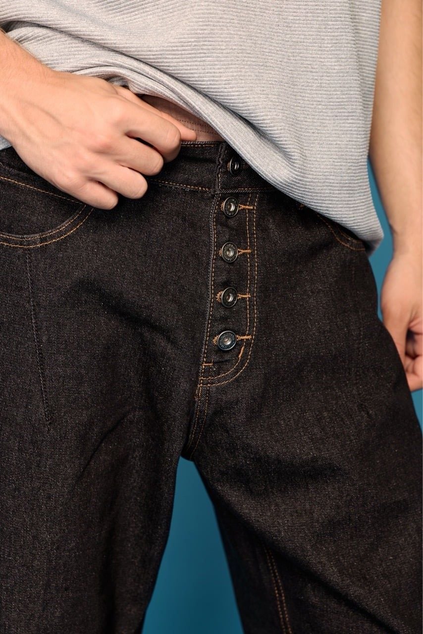  STRAIGHT BUTTON DENIM JEANS - RAW BLACK 