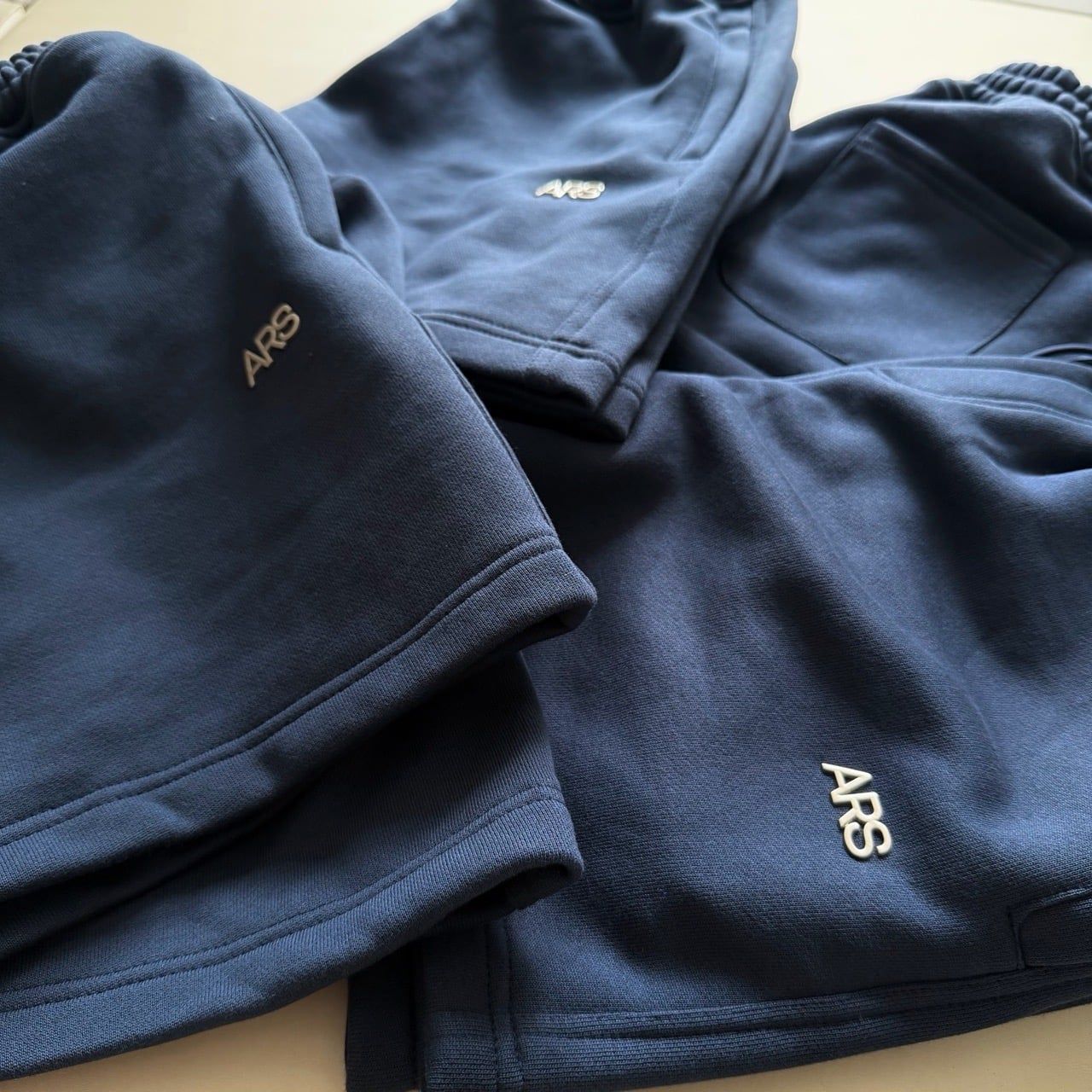  METAL LOGO SWEATSHORT - NAVY 