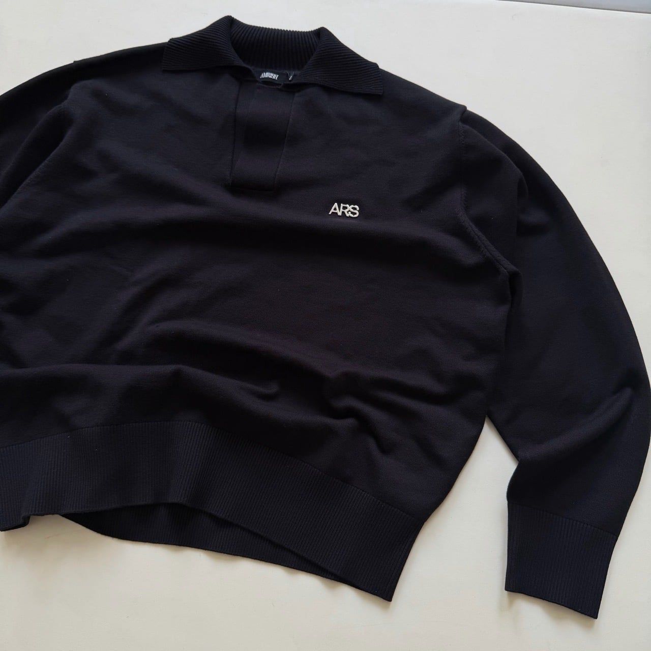  METAL LOGO KNIT POLO SHIRT - BLACK 