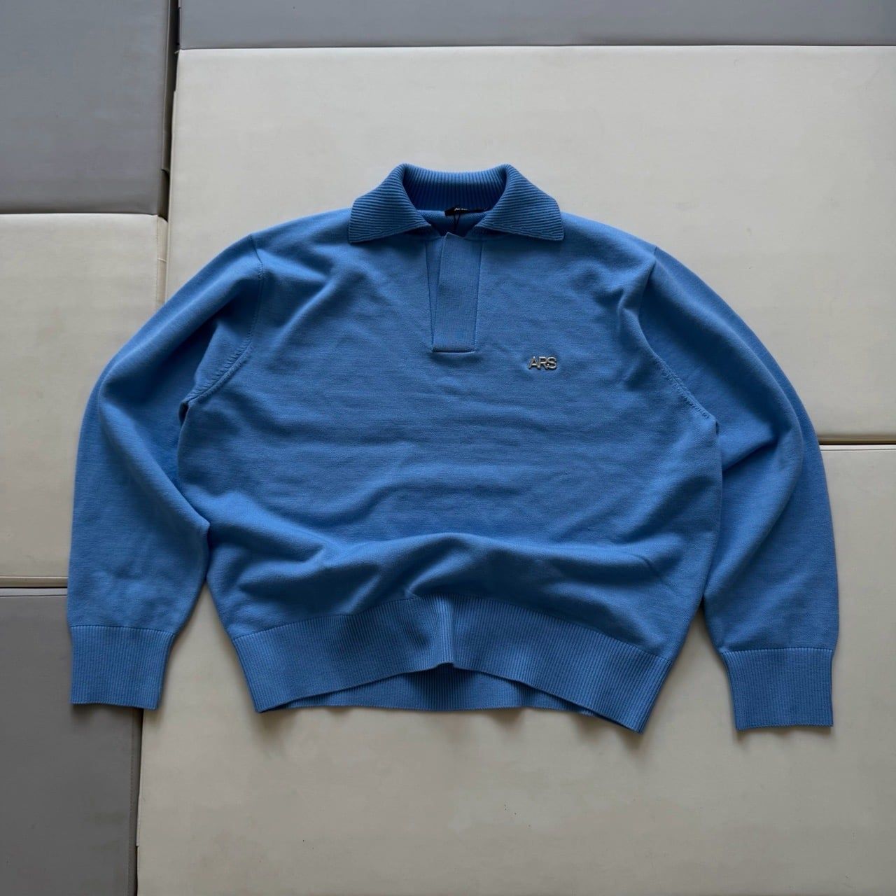 METAL LOGO KNIT POLO SHIRT - BLUE 