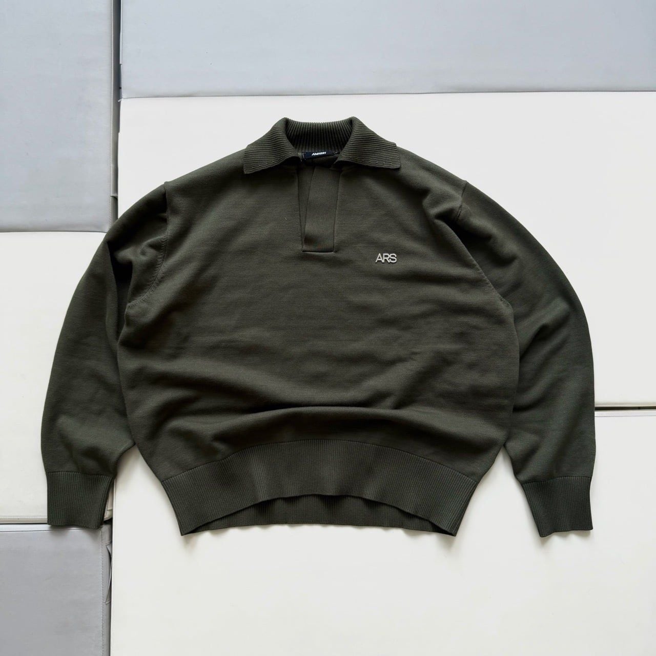  METAL LOGO KNIT POLO SHIRT - OLIVE 