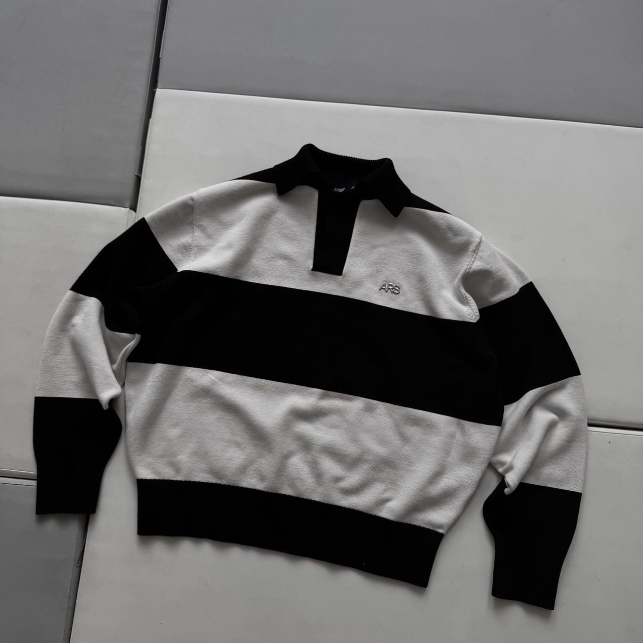  METAL LOGO KNIT POLO SHIRT - BLACK/BEIGE 