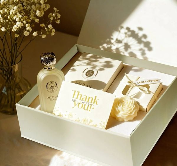  Set quà nước Hoa Delilah Blanc 100ml + Nến Sáp thơm 