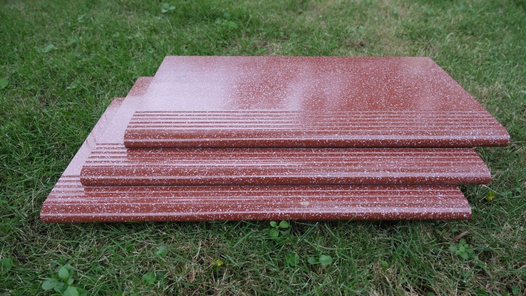 GẠCH BẬC THỀM 400x300MM COTTO GRANITE ĐỎ CHẤM BI TRẮNG A1
