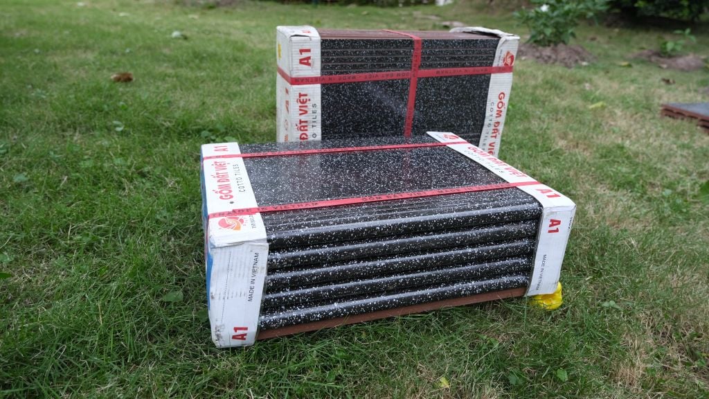 GẠCH BẬC THỀM 400x300MM COTTO GRANITE ĐEN CHẤM BI TRẮNG A1