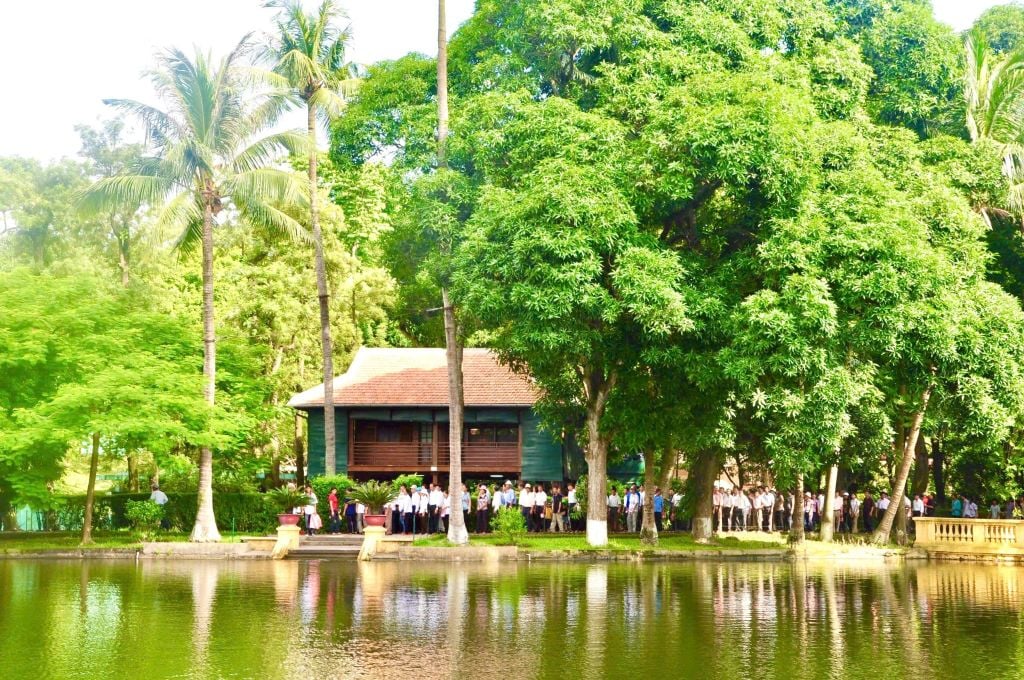 NHÀ SÀN BÁC HỒ