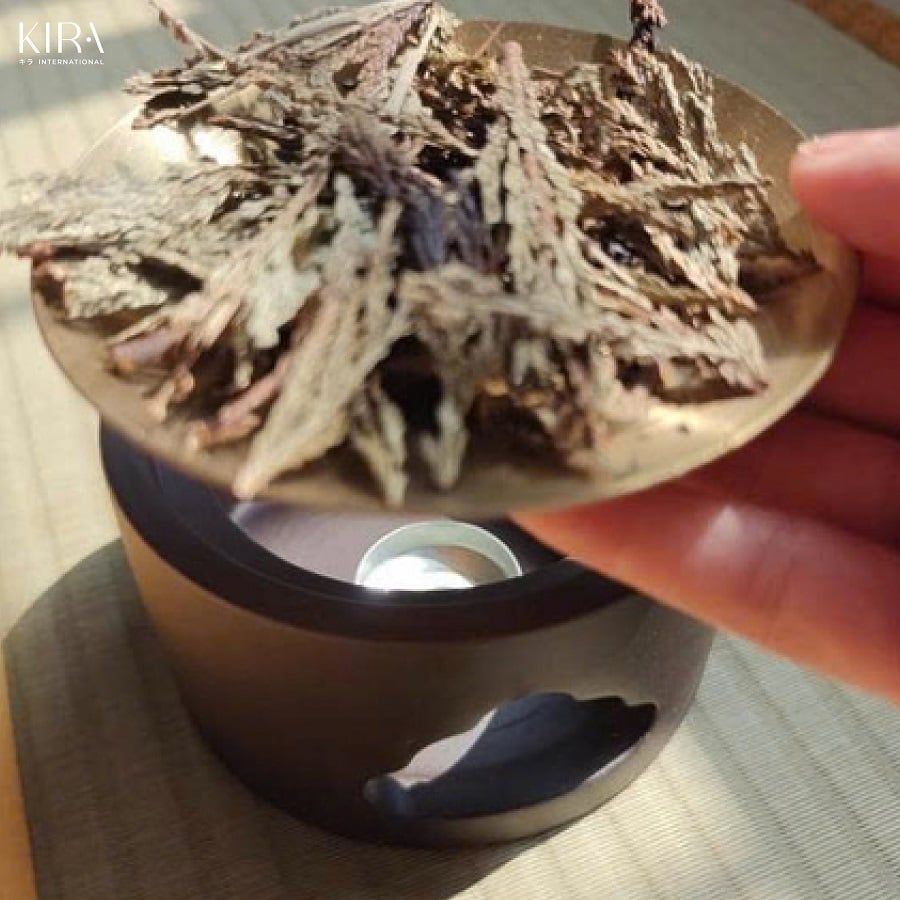  Lư xông hương gốm sứ và đĩa đồng nguyên khối cao cấp, xông tinh dầu, thảo dược, vỏ cam chanh bồ kết... giúp thanh lọc không khí, mang lại hương thơm tươi mát và vận khí tốt cho gia đình 