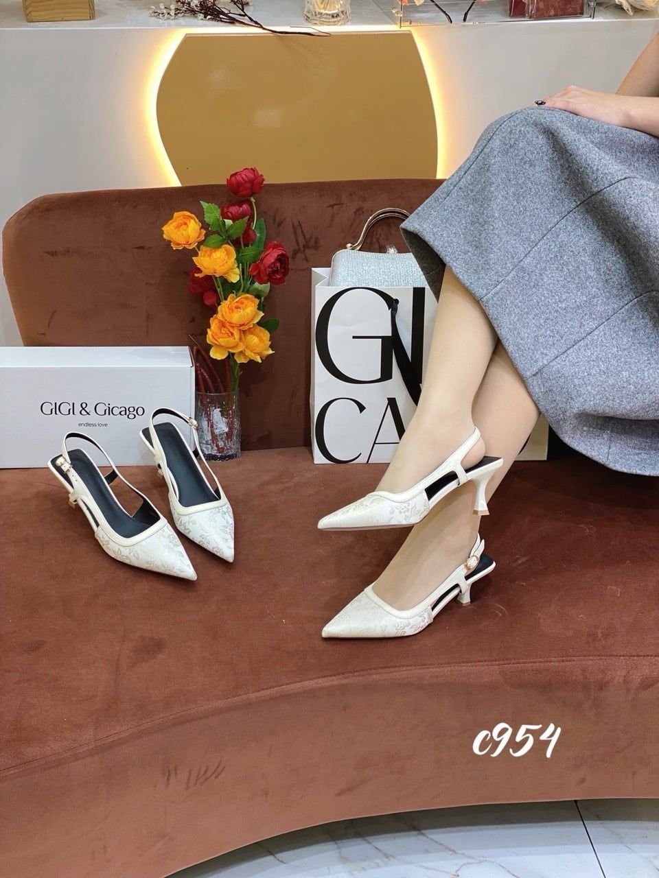 Giày cao gót nhọn hở gót gấm thêu C954