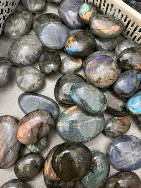  Palm Labradorite (viên) Palm đá Hắc Nguyệt Quang, đá Xà Cừ 