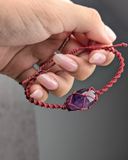  Vòng tay macrame tumbled thạch anh Tím ( Amethyst ) 
