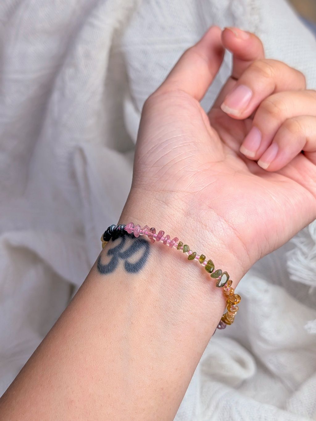  Vòng/ Lắc tay Tourmaline đa sắc dáng freeform tự nhiên khóa kim loại 