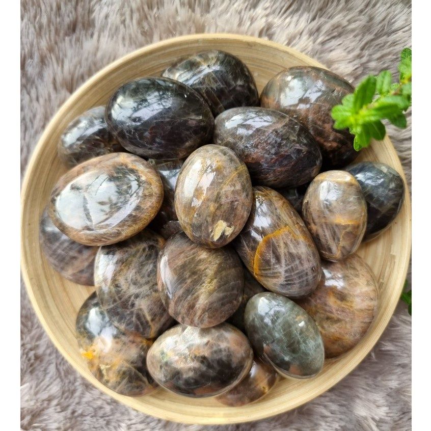  Black Moonstone (đá mặt trăng đen) 