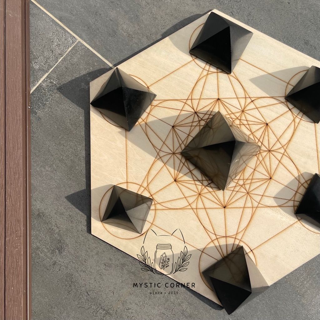  Kim tự tháp đá Black Tourmaline, 