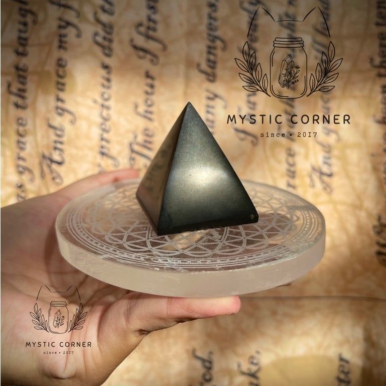  Kim tự tháp đá Black Tourmaline, 