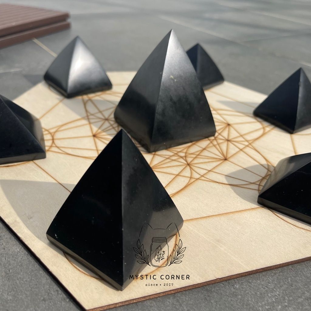  Kim tự tháp đá Black Tourmaline, 