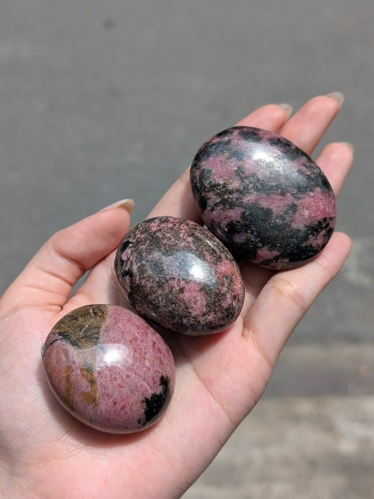  Viên Palm Đá Tường Vi Rhodonite Chữa Lành Cảm Xúc Cộng Sinh Black Tourmaline| Thanh Tẩy Tarot, Reiki 