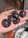  Tumbled Garnet Amphibolite đá thanh tẩy, đá năng lượng, đá phong thuỷ | Mystic Corner 