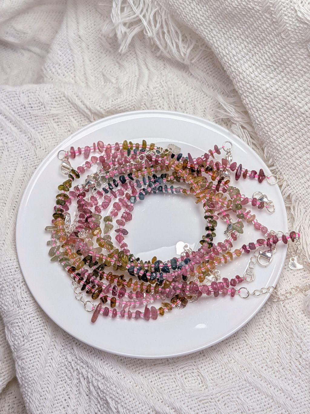  Vòng/ Lắc tay Tourmaline đa sắc dáng freeform tự nhiên khóa kim loại 