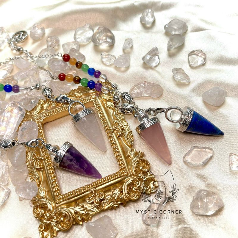  Con lắc cảm xạ đá thạch anh trắng Clear Quartz dây 7 luân xa charm Buddha, Om 