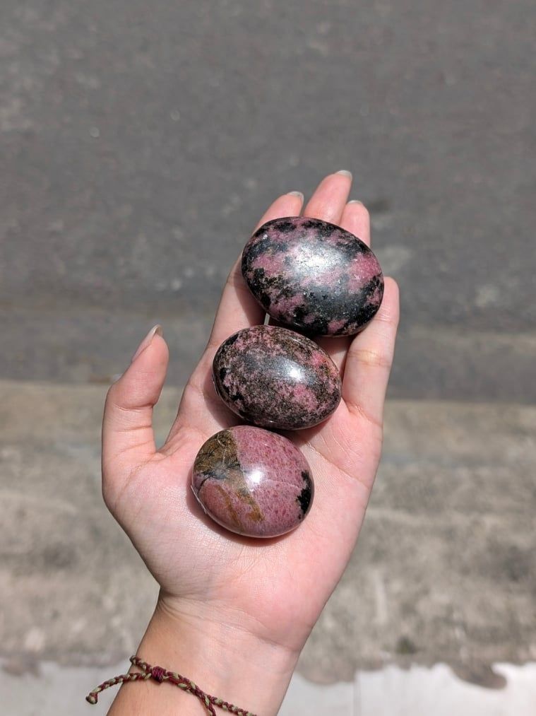  Viên Palm Đá Tường Vi Rhodonite Chữa Lành Cảm Xúc Cộng Sinh Black Tourmaline| Thanh Tẩy Tarot, Reiki 
