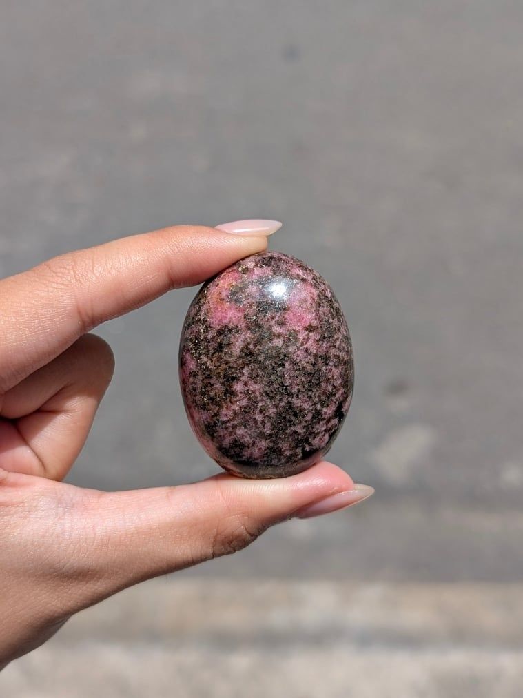  Viên Palm Đá Tường Vi Rhodonite Chữa Lành Cảm Xúc Cộng Sinh Black Tourmaline| Thanh Tẩy Tarot, Reiki 