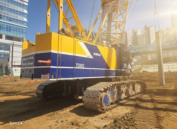 Cẩu bánh xích 80 tấn Kobelco 7080 đời 1996