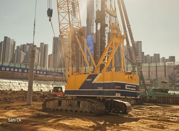 Cẩu bánh xích 80 tấn Kobelco 7080 đời 1996
