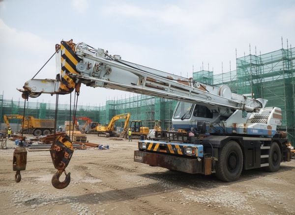 Bán Cẩu lốp 25 tấn Kato KR-25H-V6 đời 2007 cũ nhập Nhật