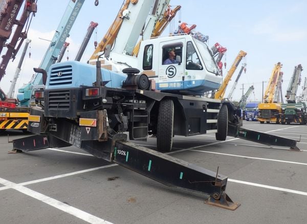Bán Cẩu lốp 25 tấn Kato KR-25H-V6 đời 2007 cũ nhập Nhật