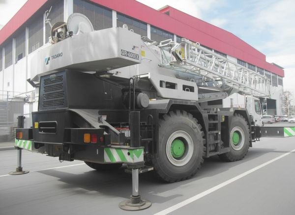 Cẩu lốp 60 tấn Tadano GR600EX-3