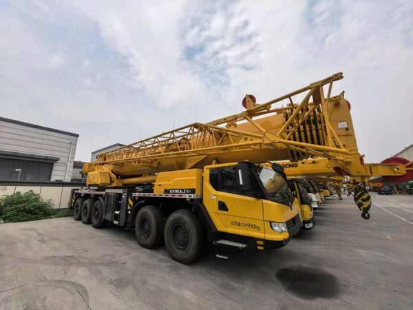 cẩu lốp XCMG 130 tấn đời 2023