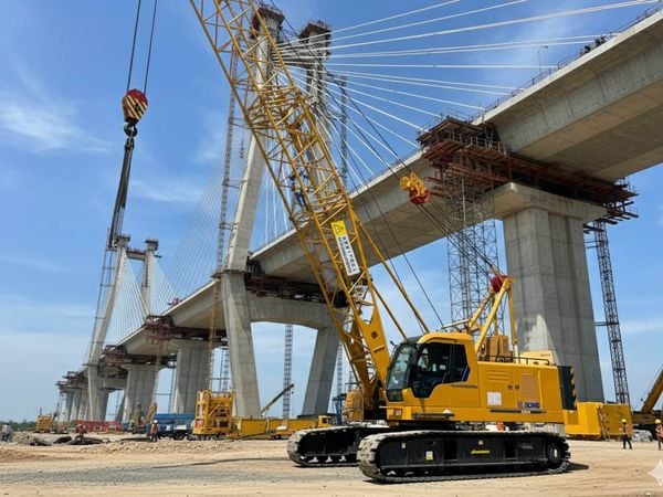 Cẩu xích 50 tấn XCMG