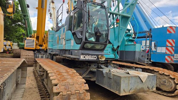 Cẩu bánh xích Kobelco CKE900G 90 tấn cũ
