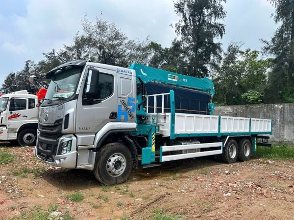 HLC-8016 nâng 8.000 kg khi cần gần như thu hết, bán kính 2,0 m