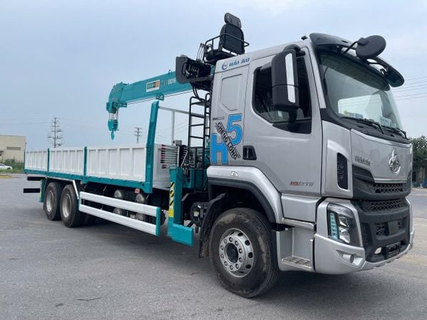 HLC-8016 nâng 8.000 kg khi cần gần như thu hết, bán kính 2,0 m