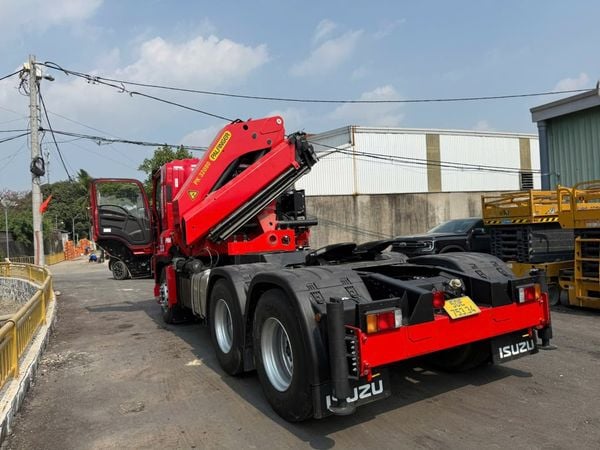 Đầu Kéo Gắn Cẩu 12 Tấn Palfinger PK32080C – Isuzu Giga 6x4