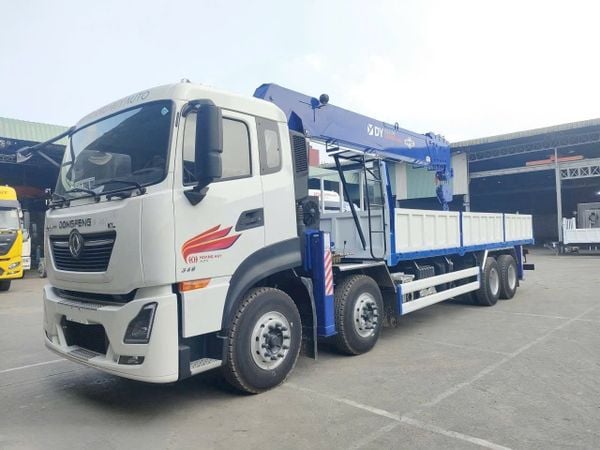 Xe cẩu tự hành 15 tấn Dongfeng KL 340HP gắn cẩu Dongyang SS3506: sức nâng 15 tấn, tầm với 25,2m,