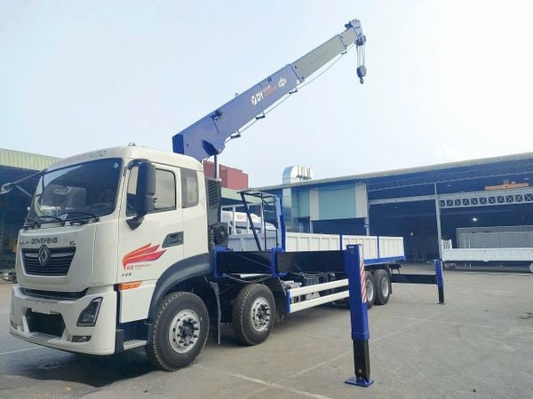 Xe cẩu tự hành 15 tấn Dongfeng KL 340HP gắn cẩu Dongyang SS3506: sức nâng 15 tấn, tầm với 25,2m,
