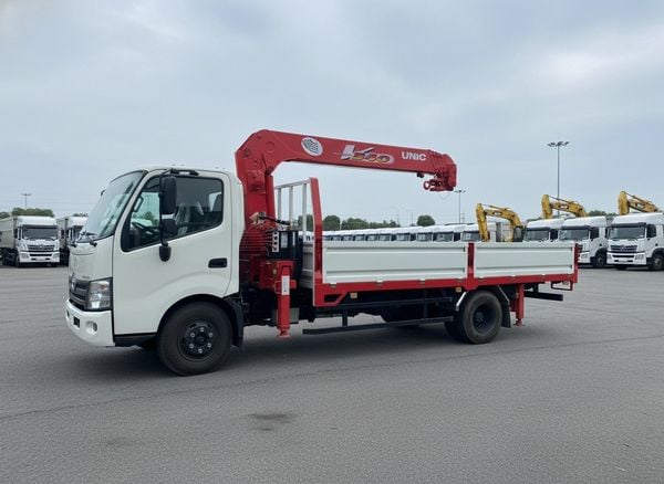 Hino XZU730 gắn cẩu Unic 3T5Đ URV345