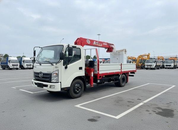 Hino XZU730 gắn cẩu Unic 3T5Đ URV345