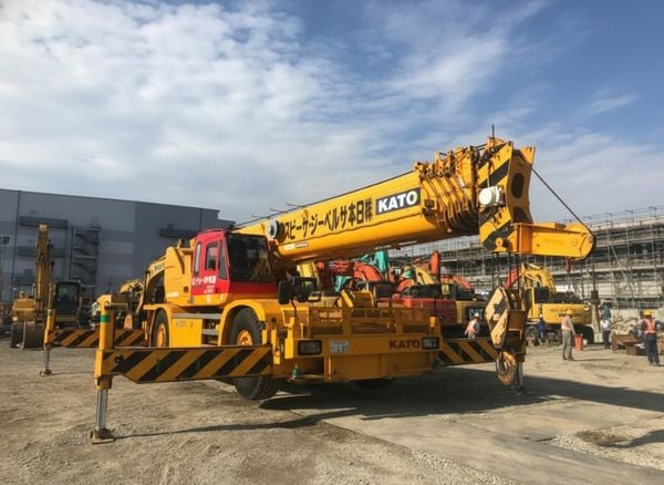 Báo giá cẩu lốp Kato 50 tấn KR50H