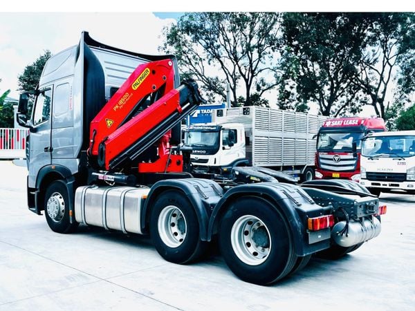 Đầu kéo gắn cẩu Palfinger