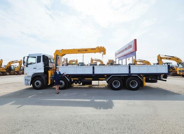 Xe Cẩu Tự Hành Soosan 8 Tấn UD Quester 8x4