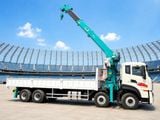 Xe cẩu tự hành 12 tấn Dongfeng DFH1310A3 + Hyundai Everdigm HLC-12015: nâng 12.000 kg, cao 23,5 m, tầm với 20,98 m.
